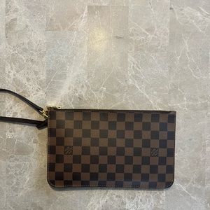LOUIS VUITTON
Damier Ebene Neverfull Pochette